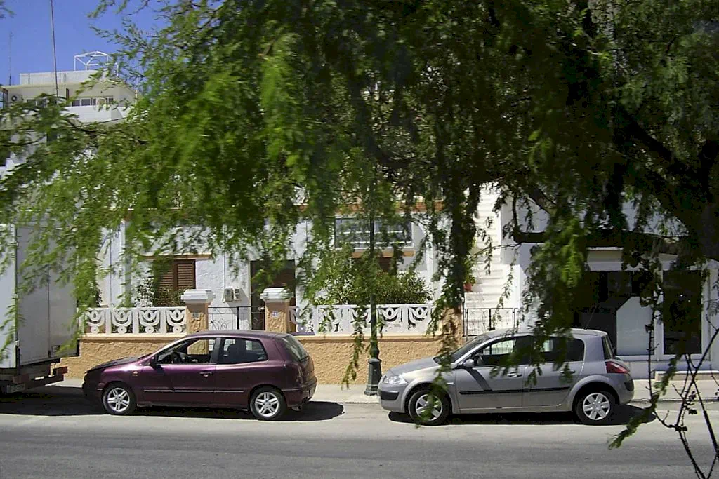 Такие автомобили катаются по острову.