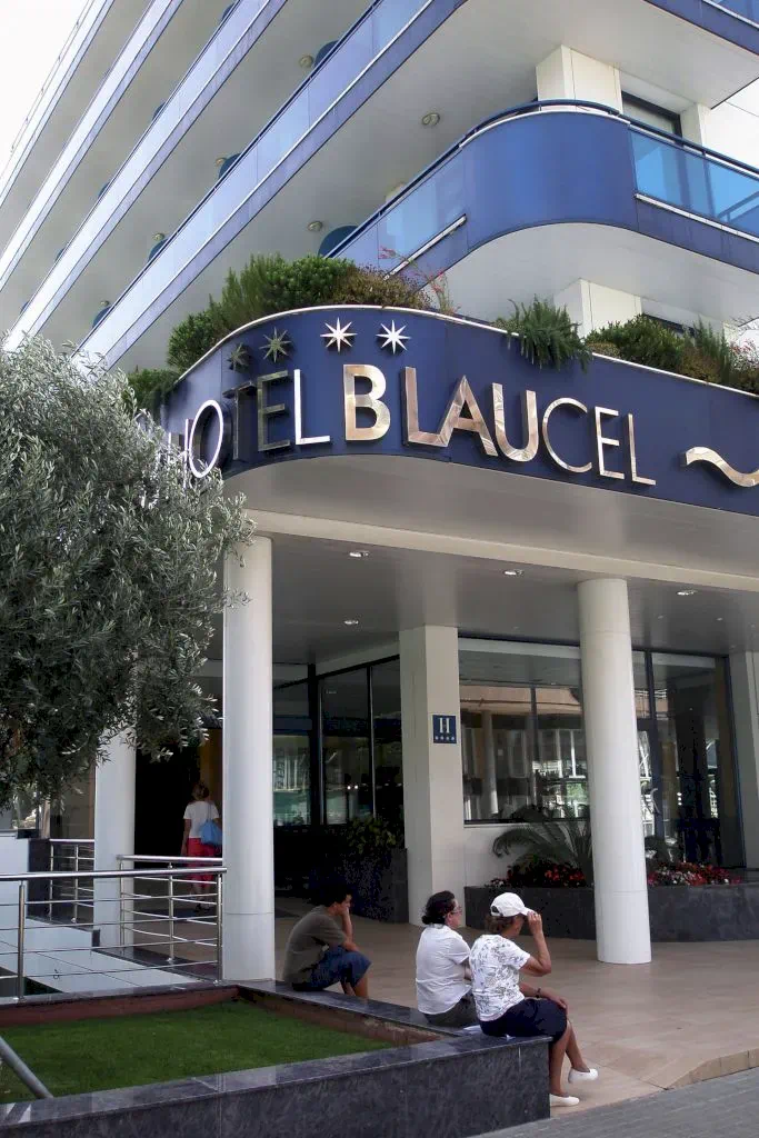 Прибытие в отель Blaucel (Бланес).