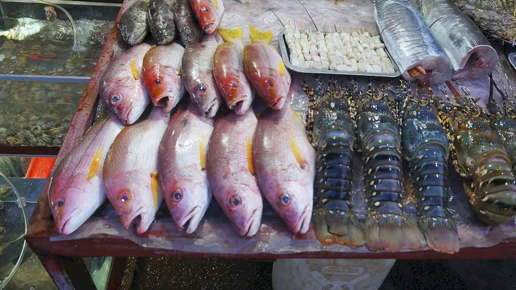 Морепродукты ночного рынка Фукуока.