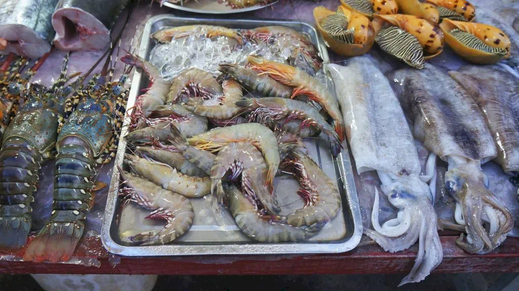 Морепродукты ночного рынка Фукуока.