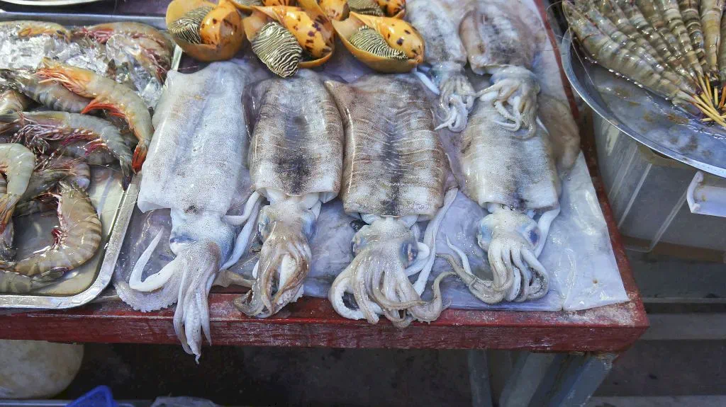 Морепродукты ночного рынка Фукуока.