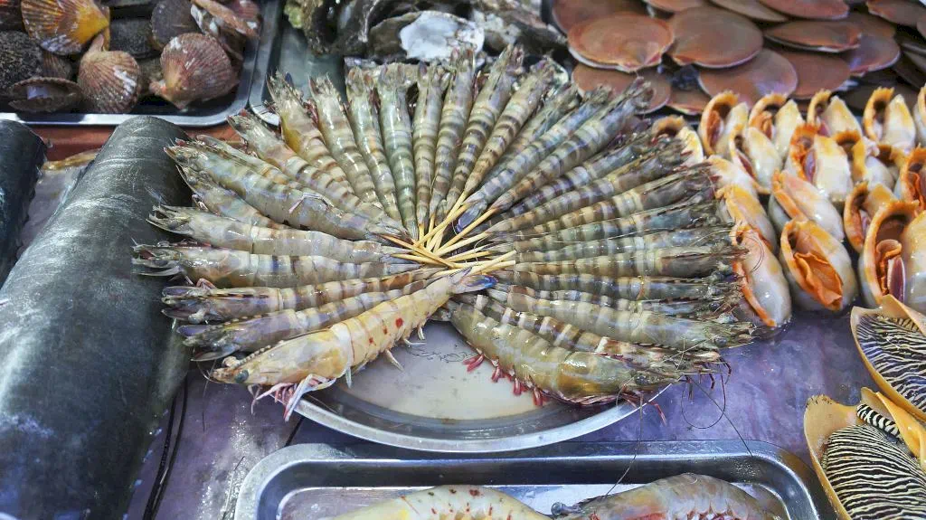 Морепродукты ночного рынка Фукуока.