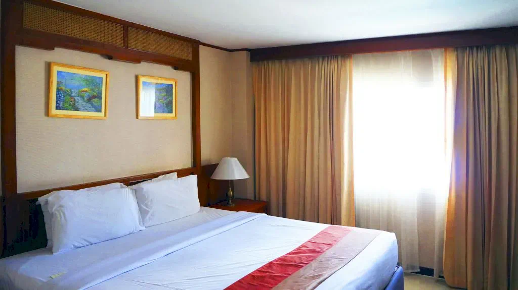 Номер отеля First Hotel в Бангкоке.