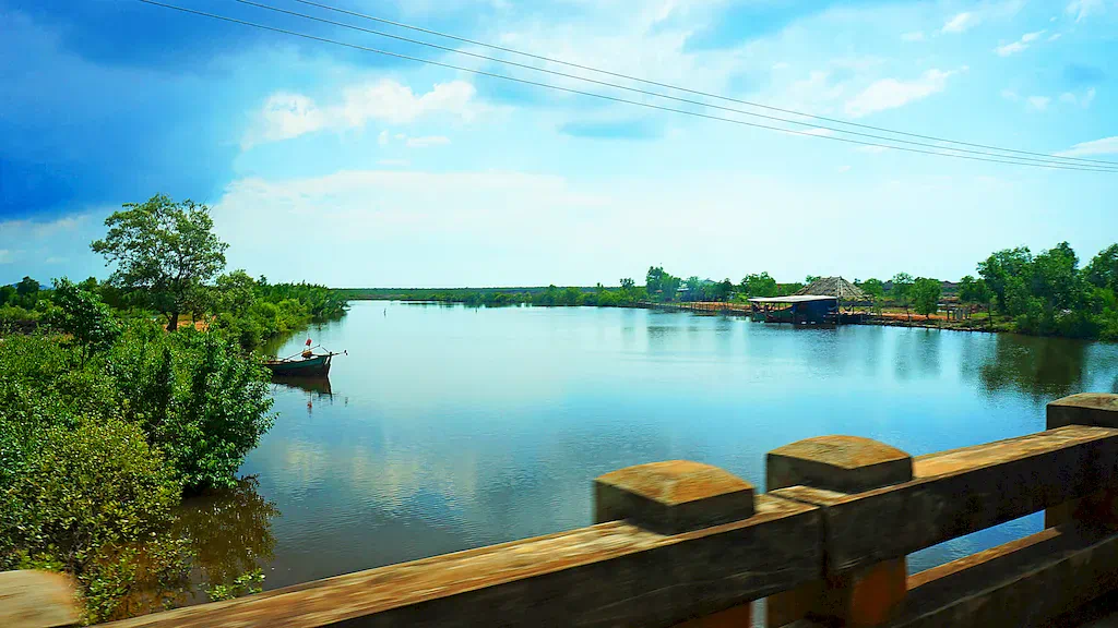 Проезжаем мимо водоёма