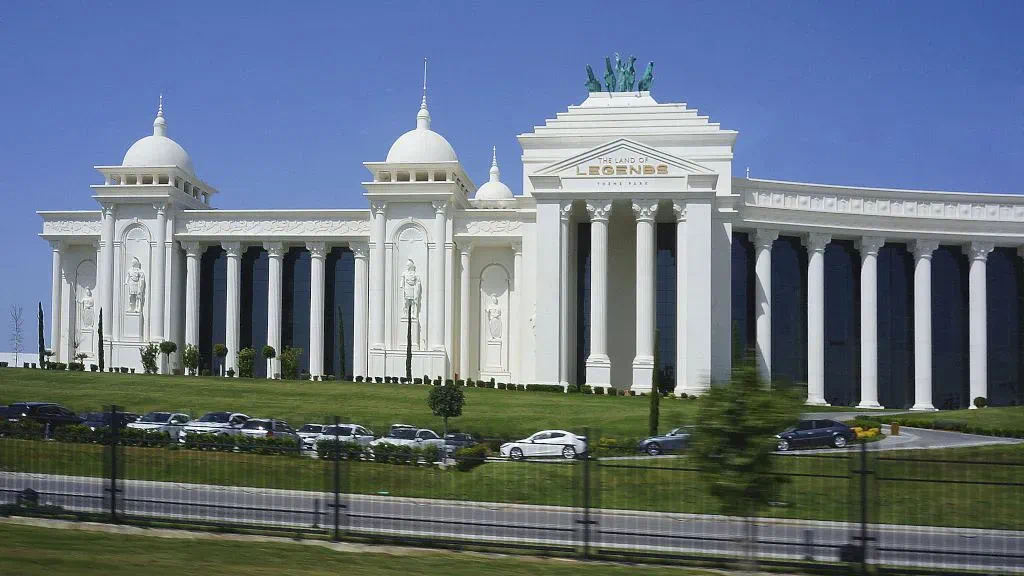 Правое крыло и центральная часть здания
