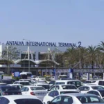 Прибытие в Международный аэропорт Анталья - фото здания терминала аэропорта и автостоянки
