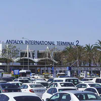 Прибытие в Международный аэропорт Анталья - фото здания терминала аэропорта и автостоянки