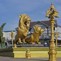Курорт Сиануквиль Часть-2 (Камбоджа) - фото скульптур золотых львов