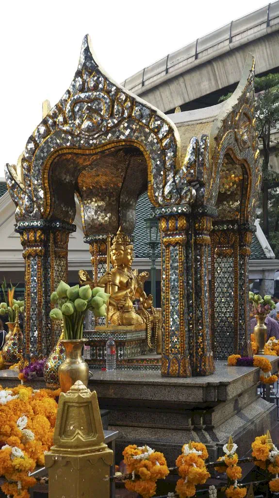 Индуистский Алтарь Эраван (Бангкок).