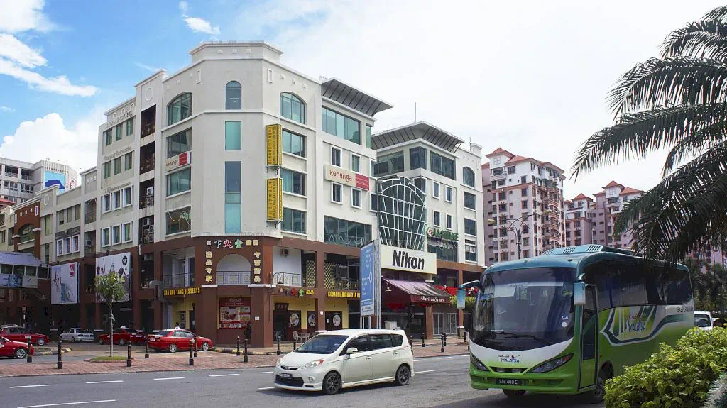 Здания на улице Jalan Tun Fuad Stephen.